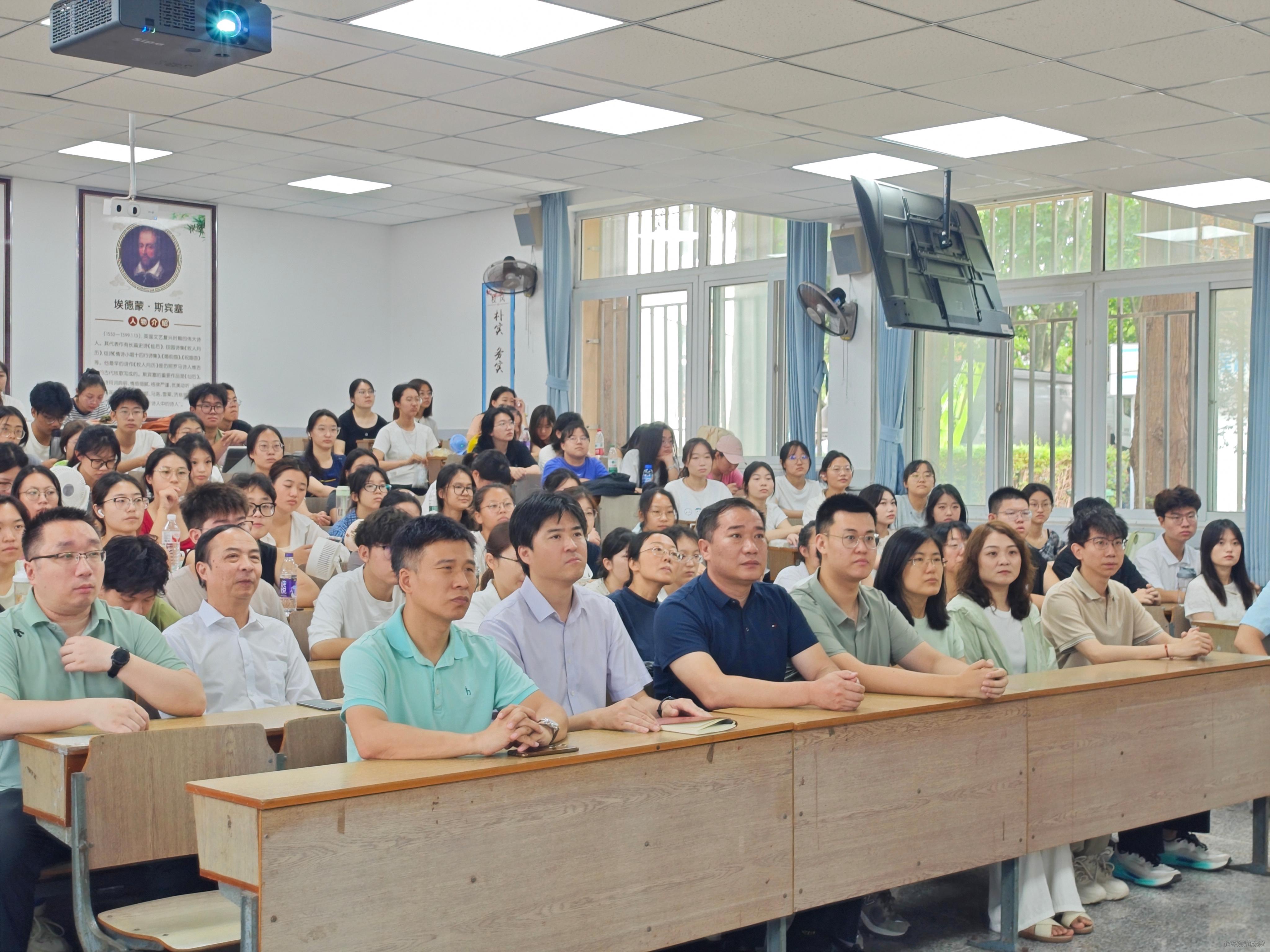 森林舞会
组织师生观看纪念中国人民抗日战争暨世界反法西斯战争胜利80周年大会
